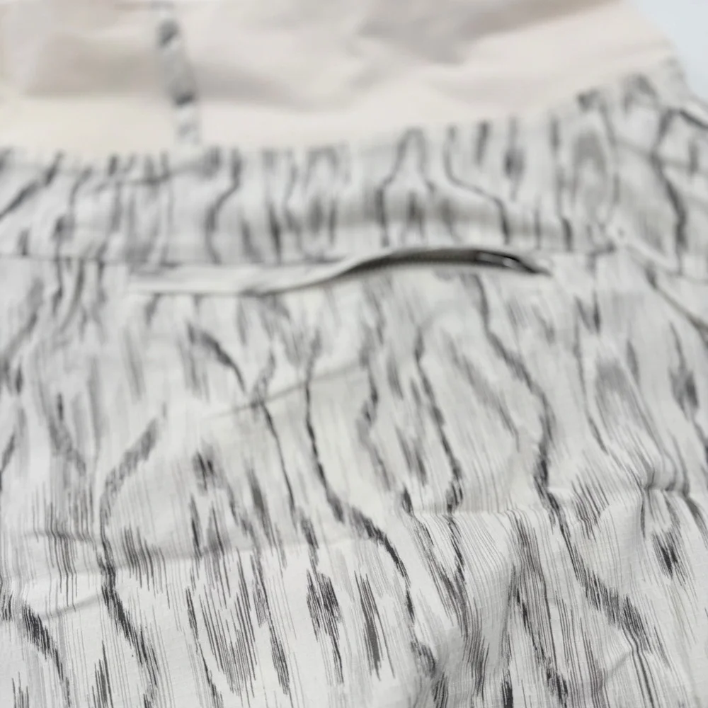 Athleta Trekkie North Short White Black Print Hiking Ripstop‎ Size 20 988235